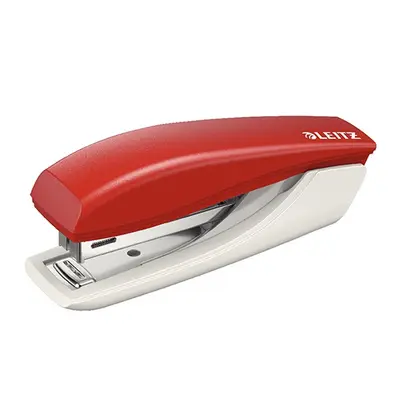 Корица на „Телбод LEITZ 5517, мини, за 10 л.(80 г), 29х38х101 мм, телчета 10/4, пластмаса + метал, червен"