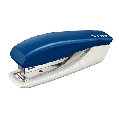 Корица на „Телбод LEITZ 5517, мини, за 10 л.(80 г), 29х38х101 мм, телчета 10/4, пластмаса + метал, син"