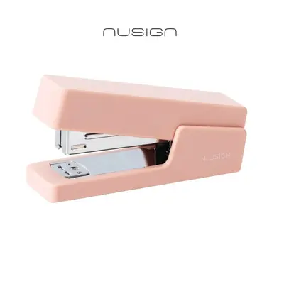 Корица на „Телбод Nusign Classic, ЕNS084, за 20 л.(80 г), телчета 24(26)/6, пластмаса + метал, розов"