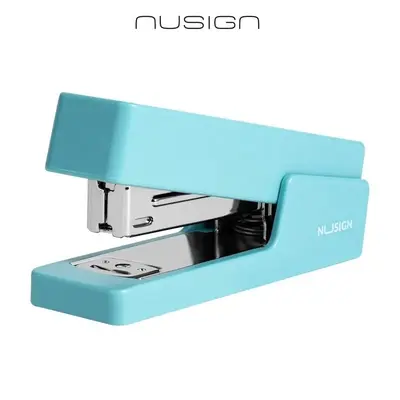 Корица на „Телбод Nusign Classic, ЕNS084, за 20 л.(80 г), телчета 24(26)/6, пластмаса + метал, светлосин"
