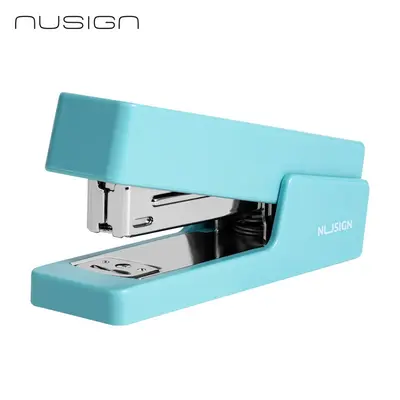 Корица на „Телбод Nusign Classic, ЕNS084, за 20 л.(80 г), телчета 24(26)/6, пластмаса + метал, светлосин"